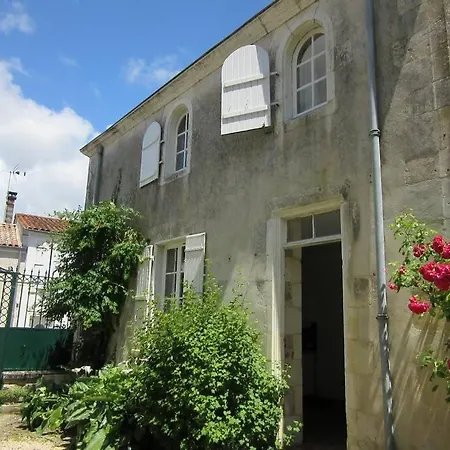 Maison Avec Piscine Non Chauffee & Partagee, 50m2 A 24km De La Rochelle * 마란스